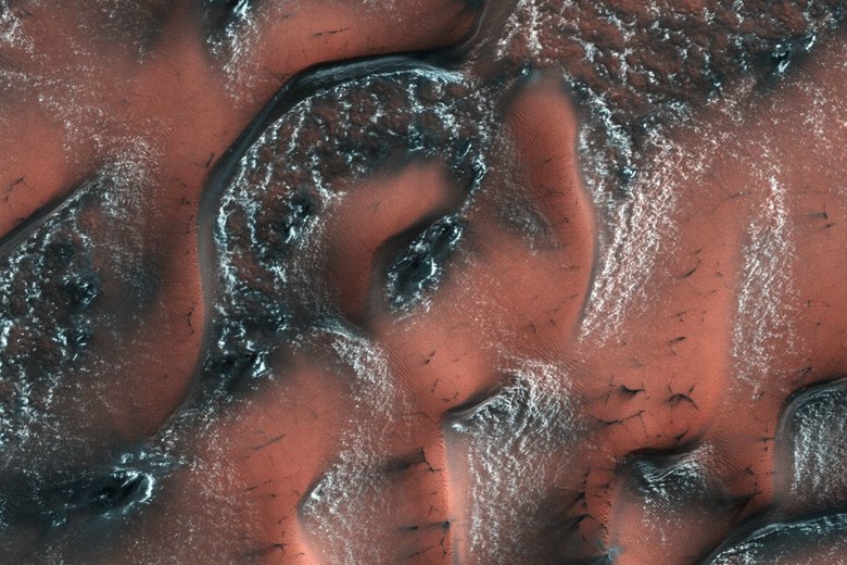 Марсианские дюны, снятые аппаратом Mars Reconnaisance Orbiter. Фото: NASA / phys.org
