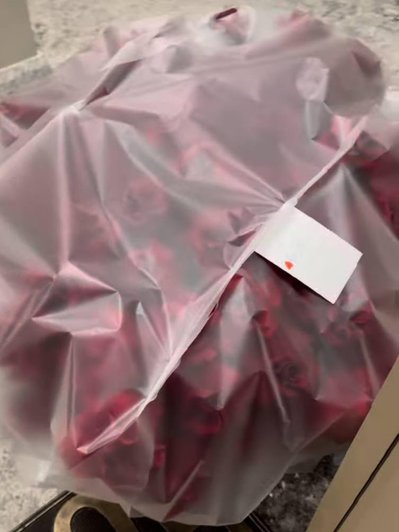 Анне Седоковой подарили букет роз, фото: соцсети Анне Седоковой подарили букет роз, фото: соцсети