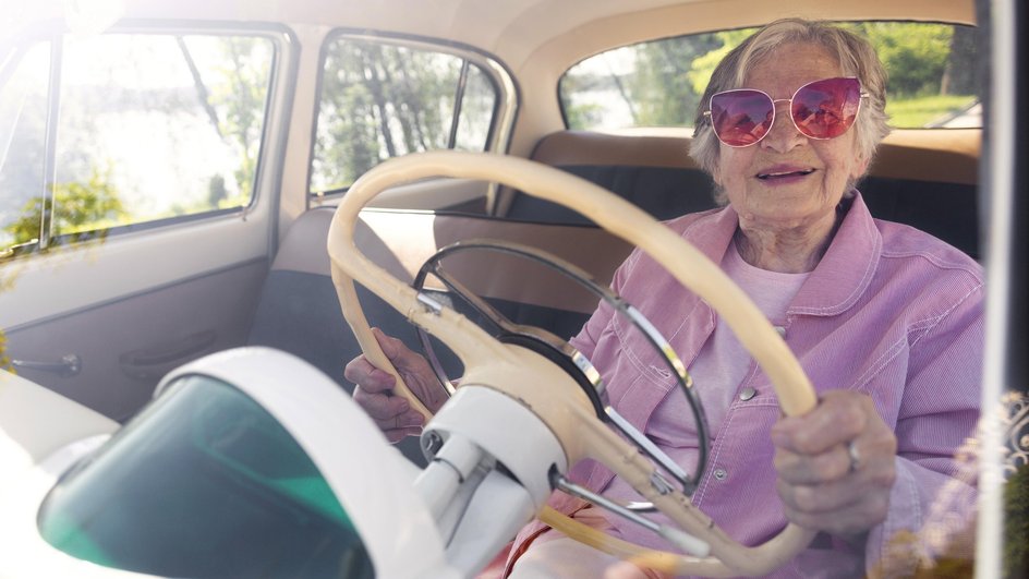 Пожилая женщина водитель за рулем автомобиля