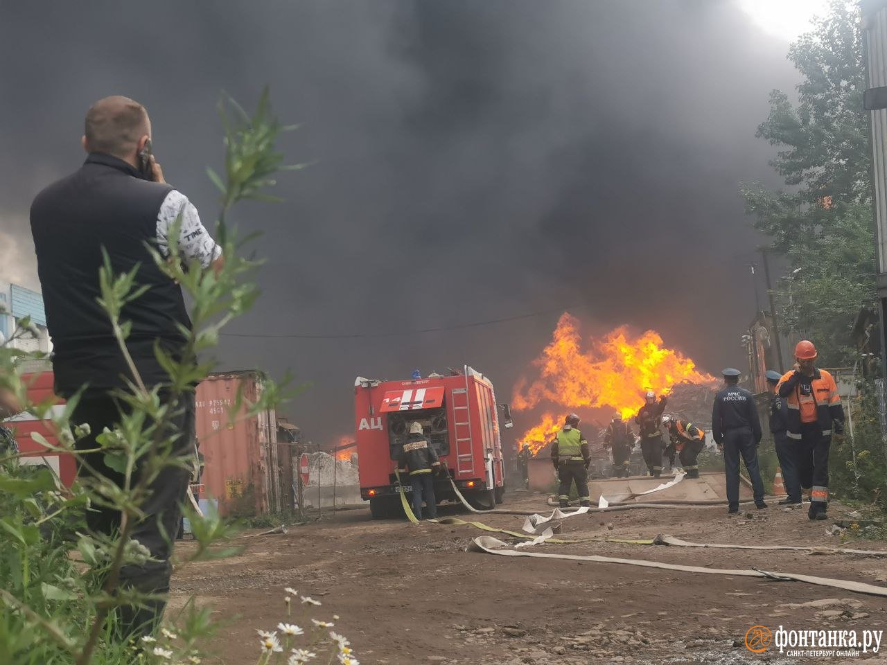 Площадь пожара на Салова выросла вдвое. Посмотрите, как тушат гору покрышек  - Новости Mail.ru