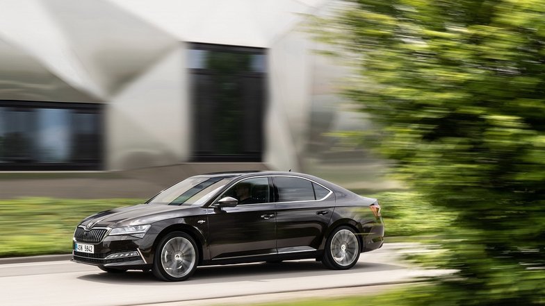 slide image for gallery: 25097 | Skoda Superb