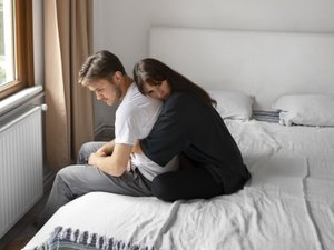пара, обнимает со спины, сзади, ссора