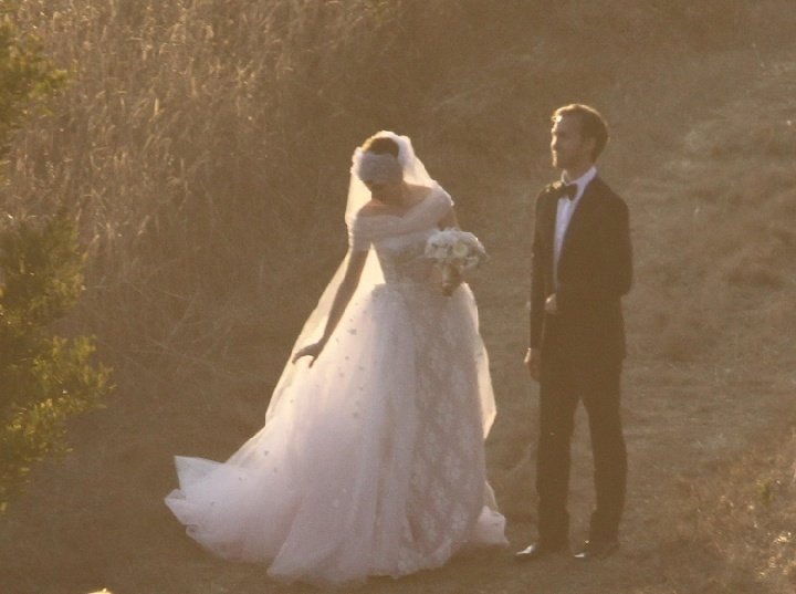 Энн Хэтэуэй одной из первых знаменитостей поддержала новую свадебную моду: замуж за Адама Шульмана актриса выходила в длинном платье от Valentino, шлейф которого был подкрашен нежно-розовым