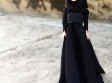 Slide image for gallery: 6077 | Создательница аккаунта самостоятельно шьет наряды для куклы. Фото ©instagram.com/hijarbie/