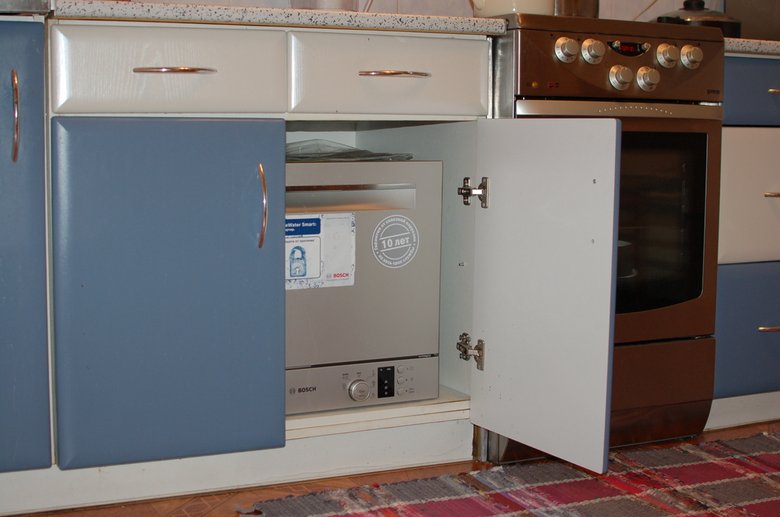 Место для компактной посудомоечной машины Bosch SKS 62E88 нашлось в одном из кухонных шкафов