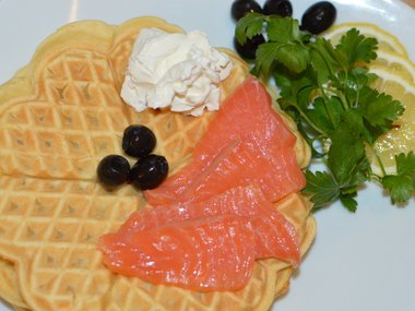 Slide image for gallery: 5858 | Несладкие вафли можно подать как закуску — с соленой рыбой, сливочным сыром и оливками