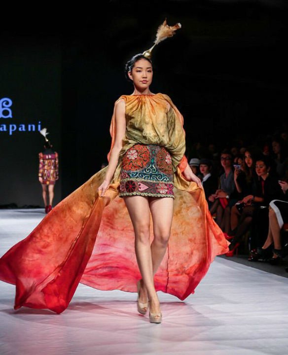Наряд из коллекции Бапани на осеннем Kazakhstan Fashion Week