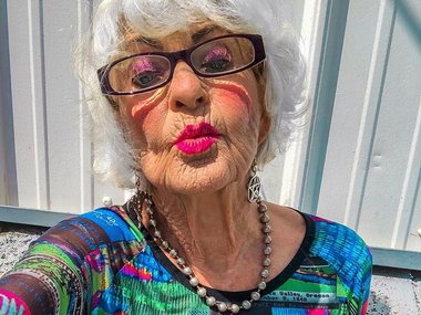 Slide image for gallery: 11415 | Элен Рут ван Винкл. Свою популярность 91-летняя американка получила благодаря интернету. Ее внучка однажды загрузила на популярный ресурс видео, где бабушка вертит и курит самокрутку. Вскоре видео стало вирусным: его распро