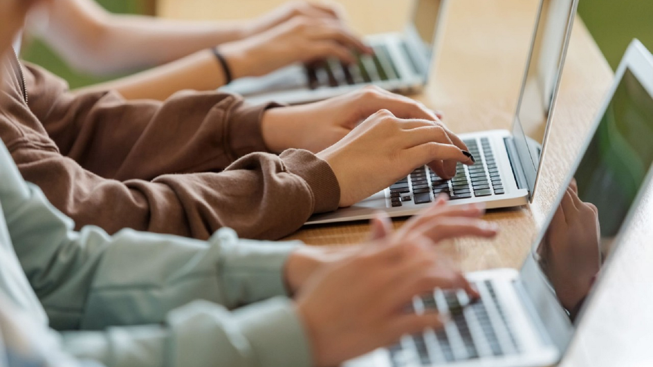 Chromebook Challenge: ученики портят ноутбуки ради популярности в TikTok Chromebook Challenge: ученики портят ноутбуки ради популярности в TikTok