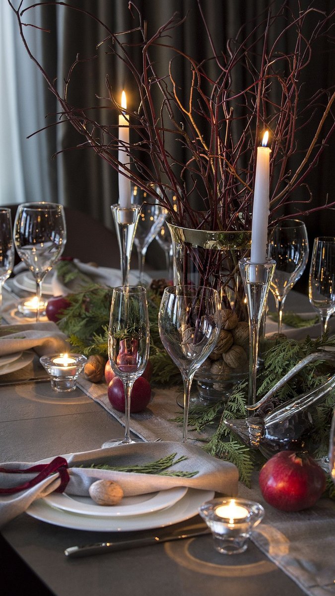 35 красивых фото сервировки стола на Новый год (и полезные советы)