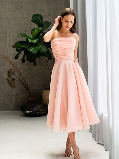 Девушка в пышном платье персикового цвета