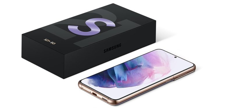 В коробке с Galaxy S21 есть только сам смартфон, кабель USB Type-C, скрепка для лотка SIM-карты и документация