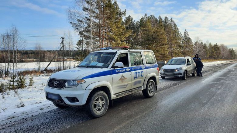 Пенсионер бросил коктейль Молотова под машину полиции.