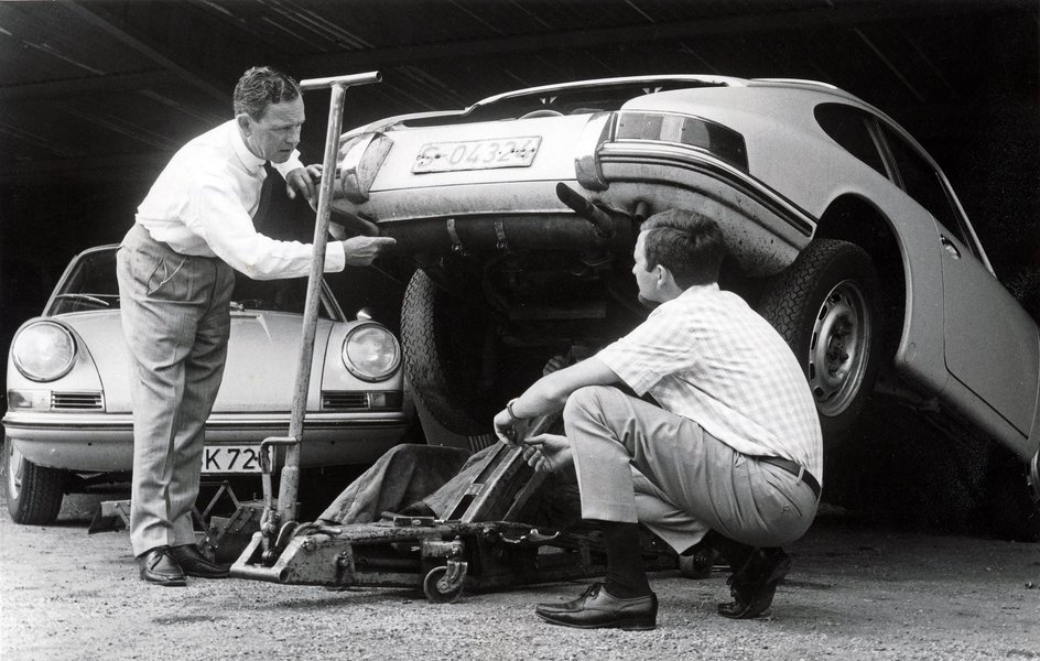 Ферри Порше (слева) и его сын Фердинанд Александр возле Porsche Type 911 (1964 год)