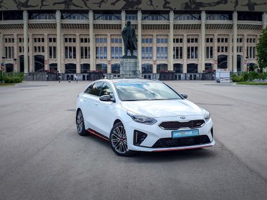 slide image for gallery: 24540 | Максимальный стиль за 2 миллиона: Kia против Mercedes