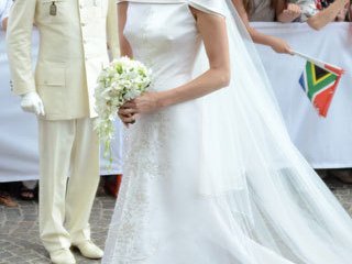 Slide image for gallery: 1417 | Шарлен Уиттсток в свадебном платье, июль 2011 года (9-е место рейтинга)