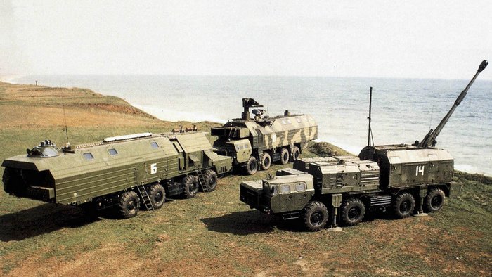Военные машины стоят на берегу