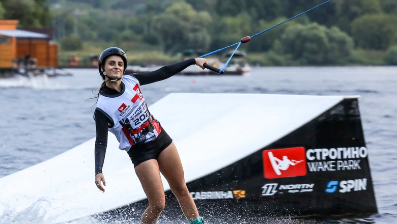 Девушка на вейкборде в «Строгино Wake Park».