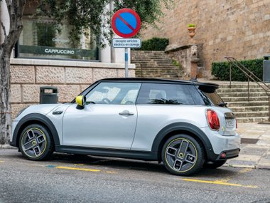slide image for gallery: 28286 | Mini Cooper SE
