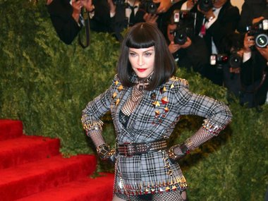 Slide image for gallery: 11054 | В 2013 году для Met Gala певица выбрала наряд от Givenchy — он вошел в список самых неудачных образов бала.