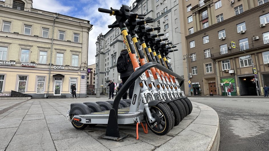 Припаркованные самокаты на улице Припаркованные самокаты на улице