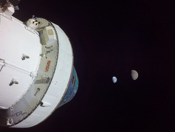 «Орион» запечатлел Луну и Землю в рамках миссии «Артемида-1». Фото: NASA