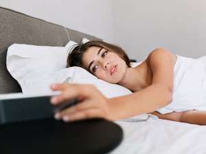 Девушка в кровати после сна
