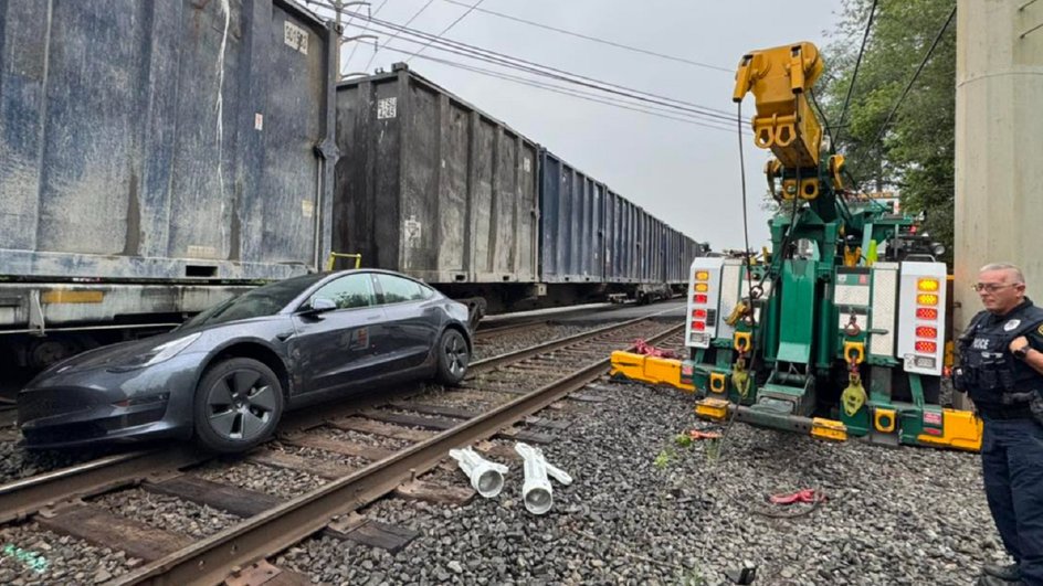 Tesla Model 3 застряла на путях Tesla Model 3 застряла на путях