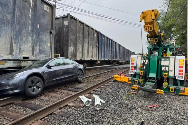 Tesla Model 3 застряла на путях