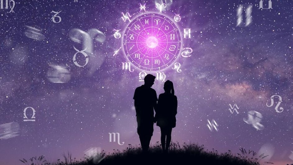 На фоне темного неба стоит пара - мужчина и женщина, на небе - круг со знаками зодиака.