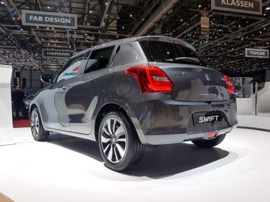slide image for gallery: 23387 | Suzuki Swift