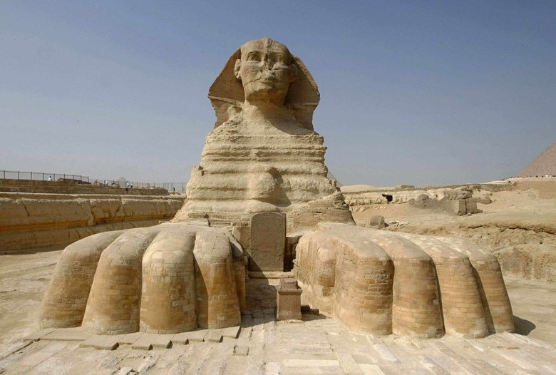 Фигура Сфинкса высечена из монолитной известковой скалы. Она напоминает лежащего на песке льва, лицо которого имеет портретное сходство с фараоном Хефреном (ок. 2575—2465 гг. до н. э.). Фото: Pinterest