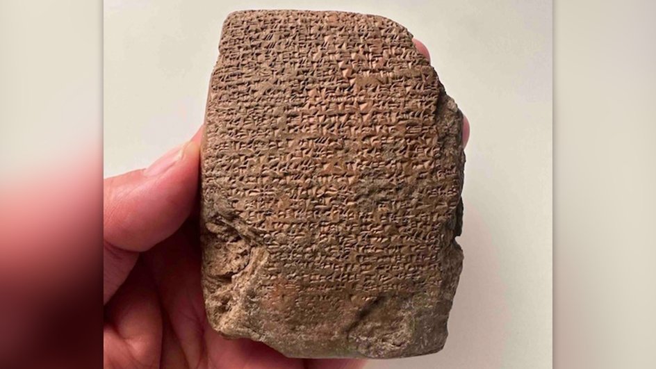 На древней табличке написан клинописный текст на хеттском и хурритском языках