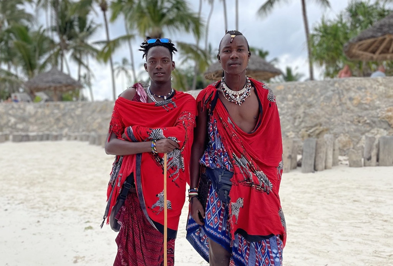 Мужчины-масаи иногда заходят на пляжи, где отдыхают туристы.