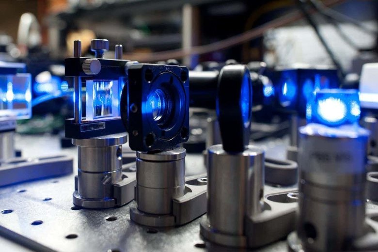 Синий лазерный свет используется для измерения того, как квантовые эффекты могут влиять на рассеяние света в ультрахолодном газе атомов стронция. Фото: Christian Sanner, Ye labs / JILA