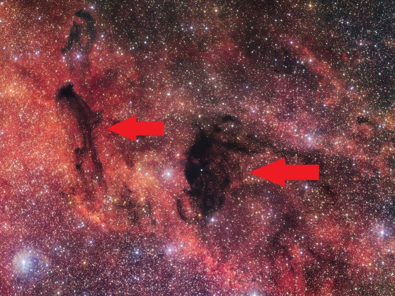 Две жуткие тени прячутся в сверкающем море звезд. На изображении показана меньшая часть Малого звездного облака Стрельца, или Мессье 24. Фото: ESO/VPHAS+