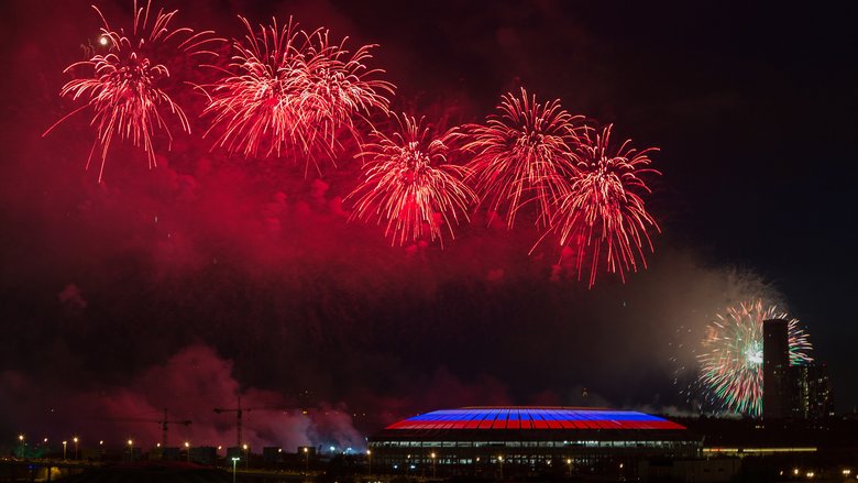 Вид на стадион Лужники с Воробьевых Гор во время салюта. Фото: depositphotos.com