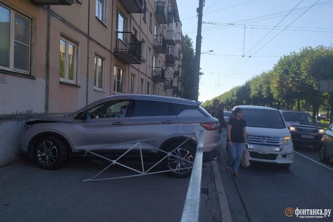 Один спрятался под грузовик, второй врезался в дом — ДТП с кроссоверами в  Петербурге - Новости Mail.ru