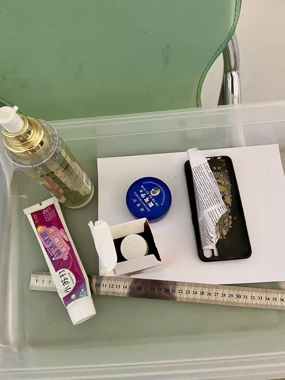 Золотой песок в чехле смартфона, обнаруженный таможенниками у китайца в Благовещенске