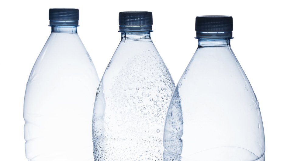 Три пустые пластиковые бутылки