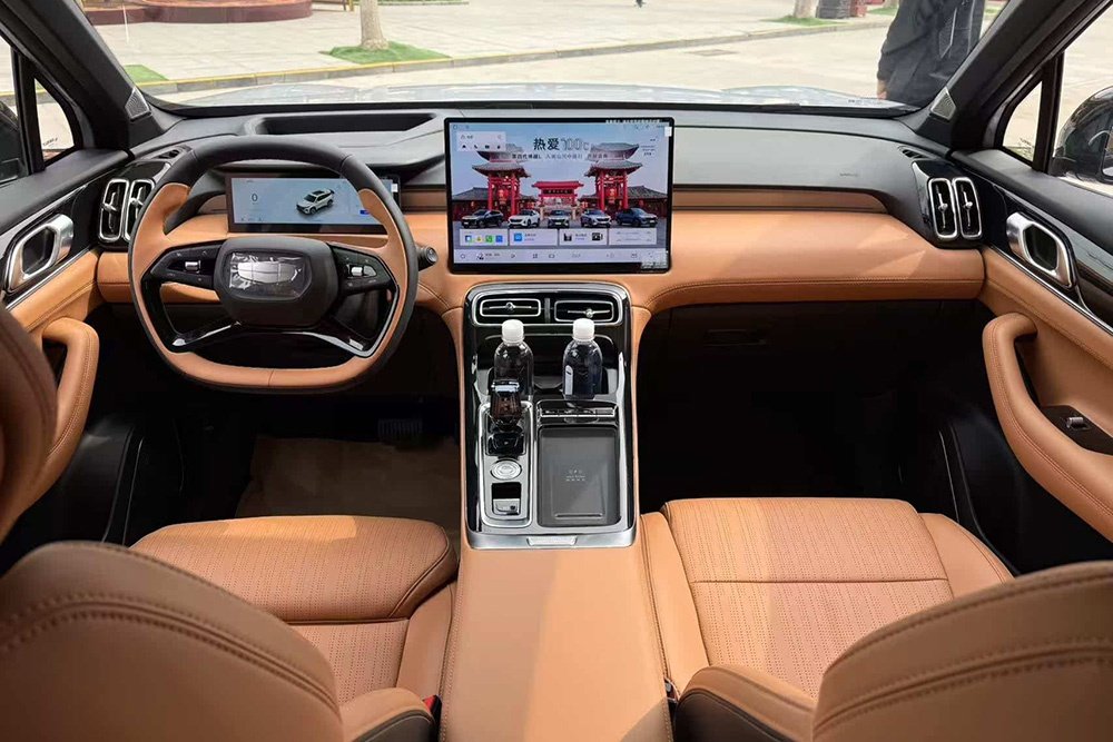 Прошла премьера нового Geely Atlas. Кроссовер показали на "живых" фото Прошла премьера нового Geely Atlas. Кроссовер показали на "живых" фото