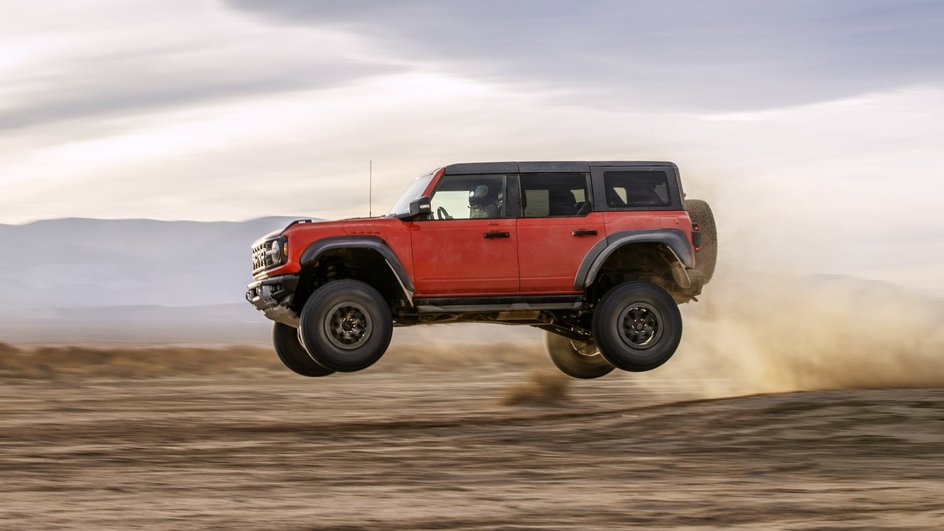 ford-bronco-raptor-breaks-cover-with-400-horsepower-and-extreme-off-roading-skills_16.jpeg