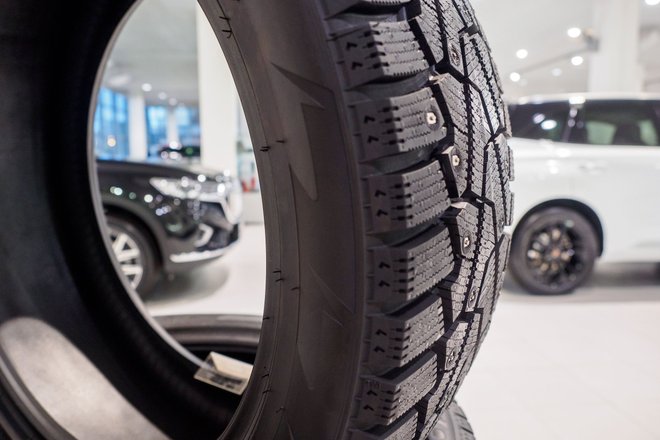 Шипованная резина в обновленном дилерском комплексе автомобильного холдинга MAJOR Шипованная резина в обновленном дилерском комплексе автомобильного холдинга MAJOR