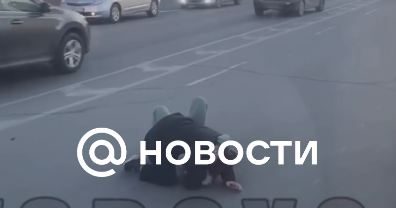 Пошел на удушение драка двух водителей в центре Владивостока попала на видео Новости0j