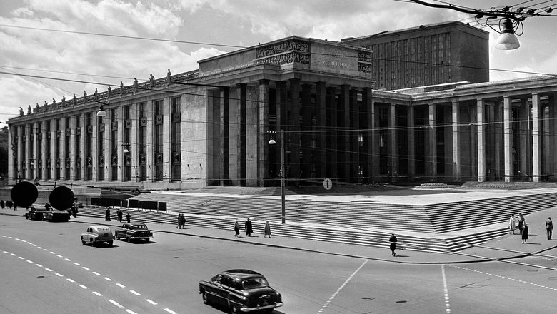 Государственная библиотека СССР имени В.И. Ленина (ныне Российская государственная библиотека) в Москве. Создана на основе библиотеки Румянцевского музея. Обладает собранием отечественных и зарубежных документов на 367 языках мира. 1954 год. 