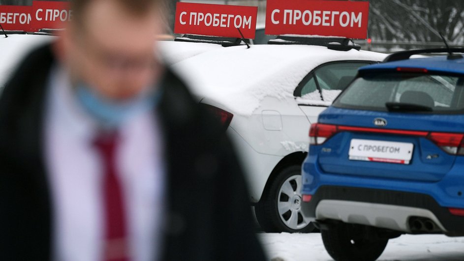 Автомобили на стоянке автосалона по продаже подержанных авто Автомобили на стоянке автосалона по продаже подержанных авто