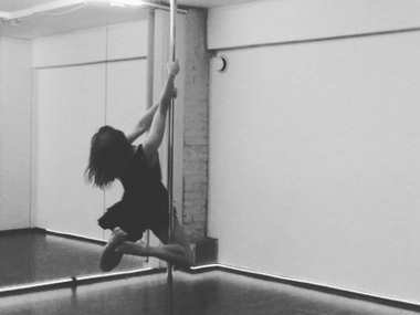 Slide image for gallery: 3979 | Комментарий «Леди Mail.Ru»: Танец на шесте требует хорошей физической подготовки