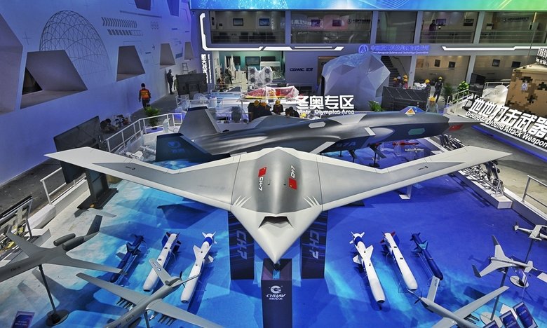 Прототип CH-7 и других беспилотников серии Caihong, а также FH-97A представлены в выставочном зале Airshow China 2022. Фото: Tao Ran, courtesy of Caihong UAV of CASC