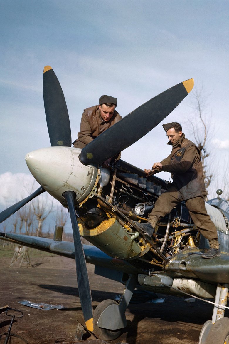 Техобслуживание двигателя «Мерлин» на самолёте Spitfire Техобслуживание двигателя «Мерлин» на самолёте Spitfire