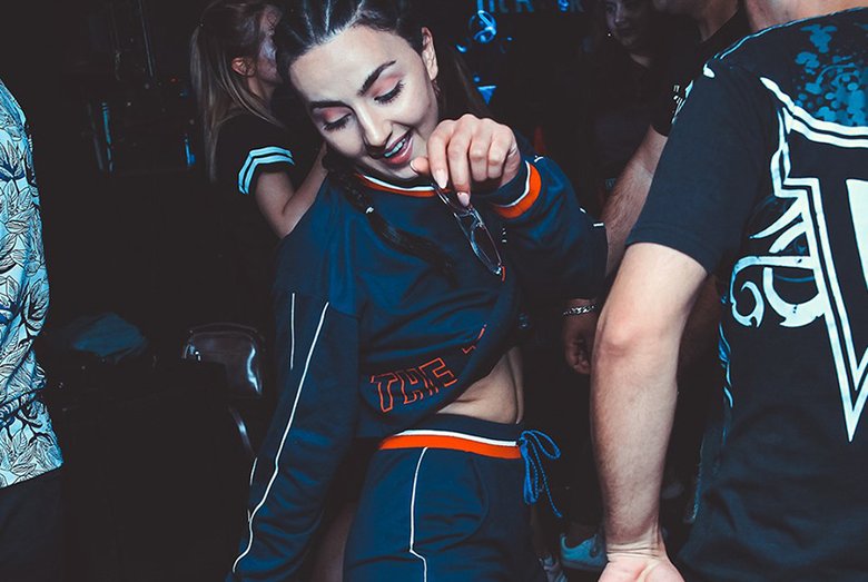 В ночных клубах Еревана много достаточно откровенно одетых девушек, но лишь малая часть из них готова покинуть заведение вместе с новым спутником — репутация дороже.